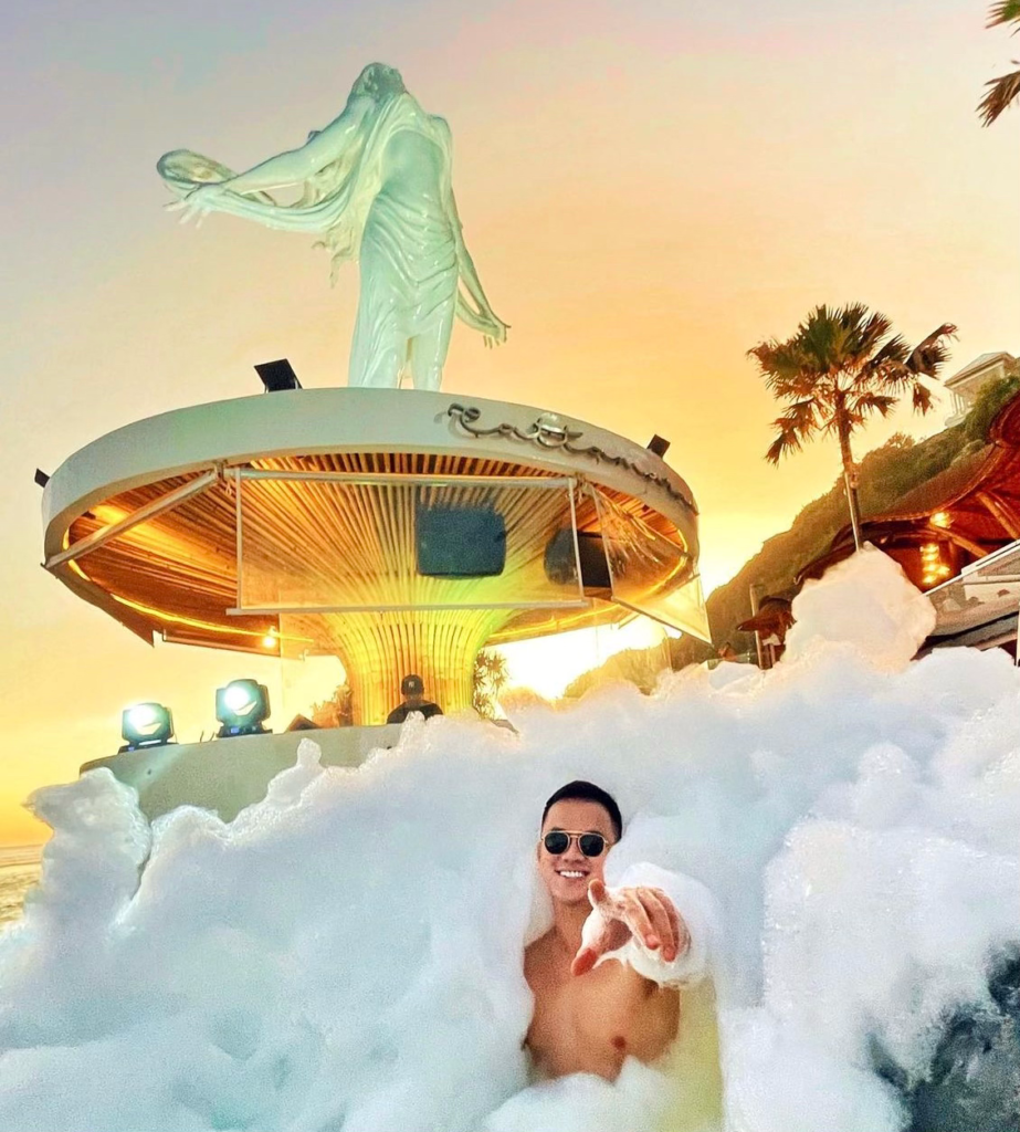 people enjoying a foam party from Great Lakes Foam outdoor entertainment
