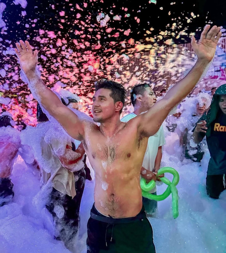 people enjoying a foam party from Great Lakes Foam outdoor entertainment